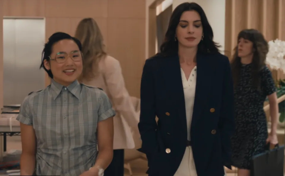 亚裔助理角色“乡巴佬”、“书呆子”的形象，被指种族歧视。