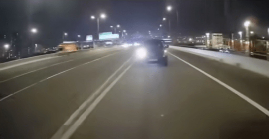 客貨車在駛至一匯合處時切線。車cam L（香港群組）片段截圖