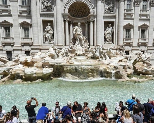 遊客為了許願而投入池內的硬幣，每年總值逾1340萬港元。網圖