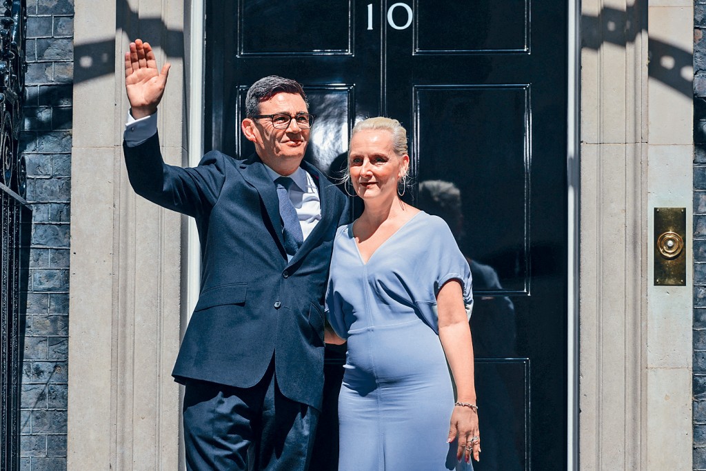 英國新首相貝安德與妻子入主唐寧街10號。