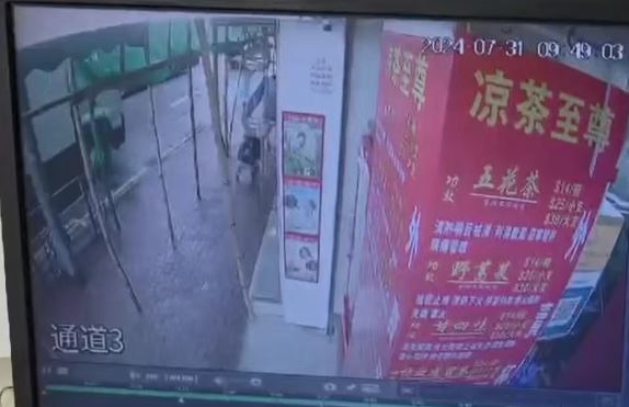 閉路電視拍下涉事白色密斗貨車。讀者提供CCTV片段截圖