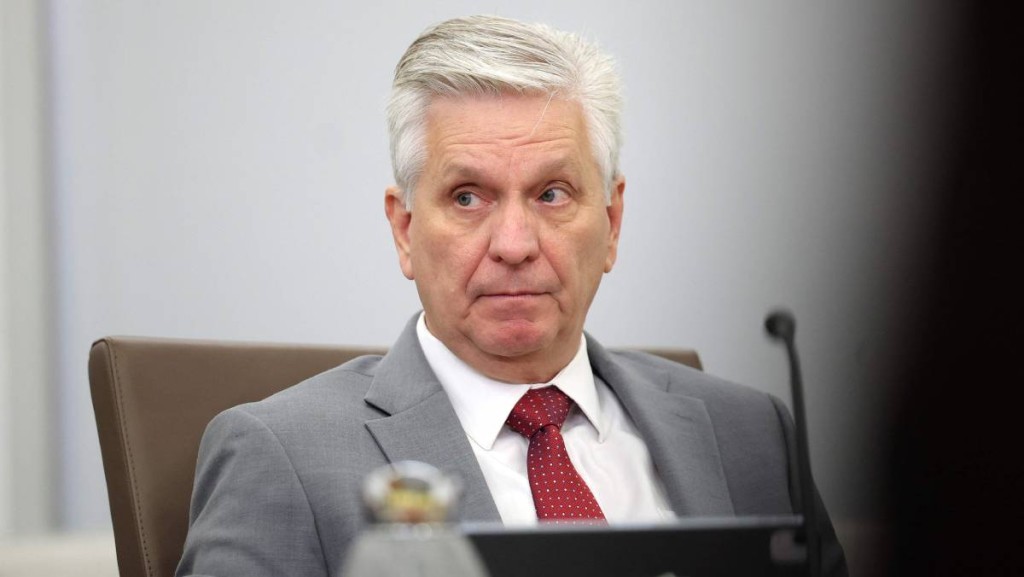 沃勒稱短期減息態度謹慎 警告市場低估長期衝突風險