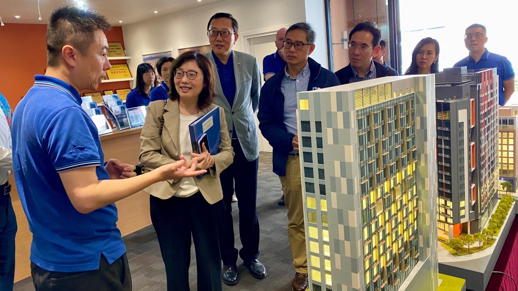 甯漢豪(杏色外套者)考察中集模塊化建築投資有限公司的生產基地，參觀「組裝合成」建築展示中心。政府新聞處