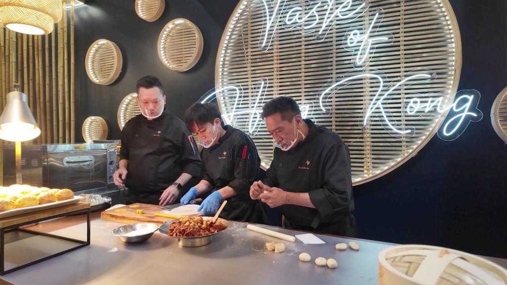 亞博館的大廚現場示範點心製作。 亞博館的大廚現場示範點心製作。