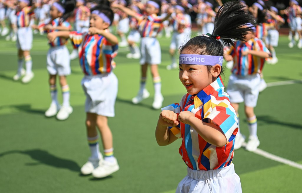 內地肥胖的中小學生不斷增加，官方鼓勵學校每日上體育堂。新華社