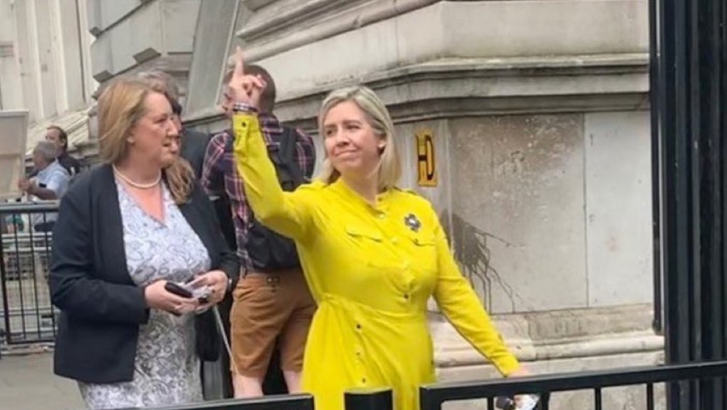 詹金斯被影到向示威者豎起中指做出不文手勢。網圖