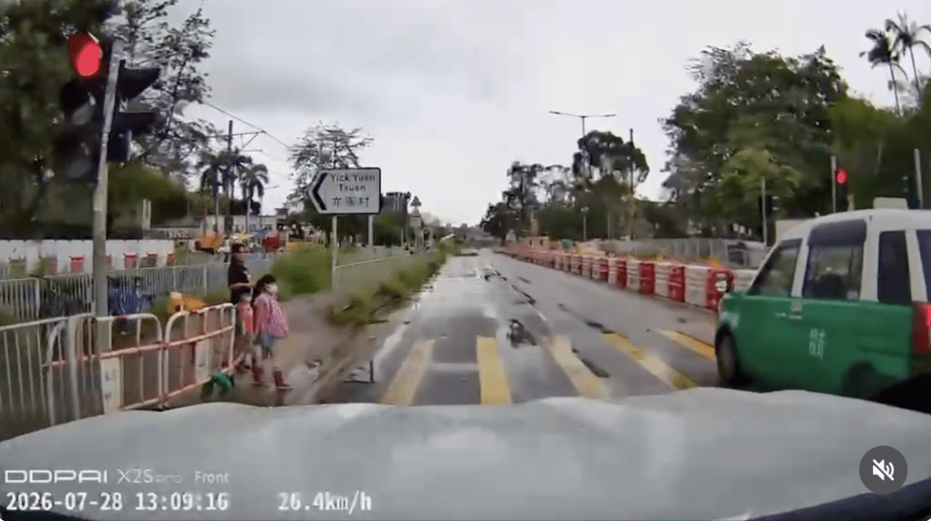 當時交通燈轉為紅燈，左線裝有「車Cam」的私家車及時停在白線後方，鄰線一輛新界的士雖然衝出白線，但亦隨即停下。Threads@carman_tams
