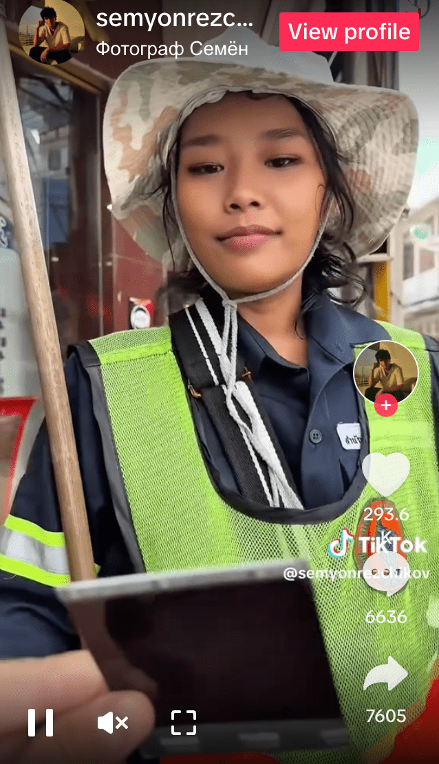 许多网民大赞女清洁工漂亮且肤色健康。