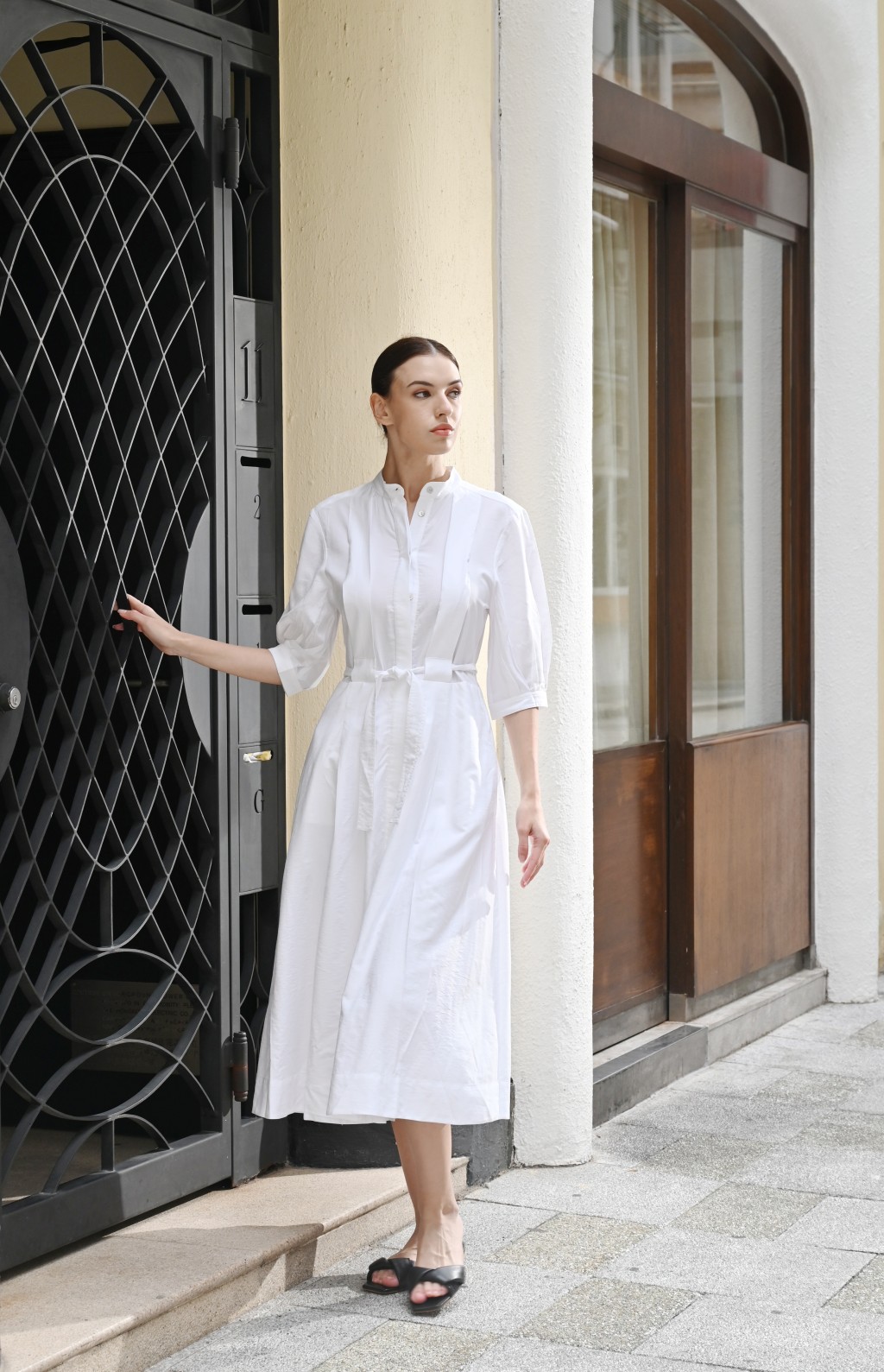 Eulalie白色褶襉連身裙/$2,508、Florentine黑色真皮平底涼鞋/$1,177。  