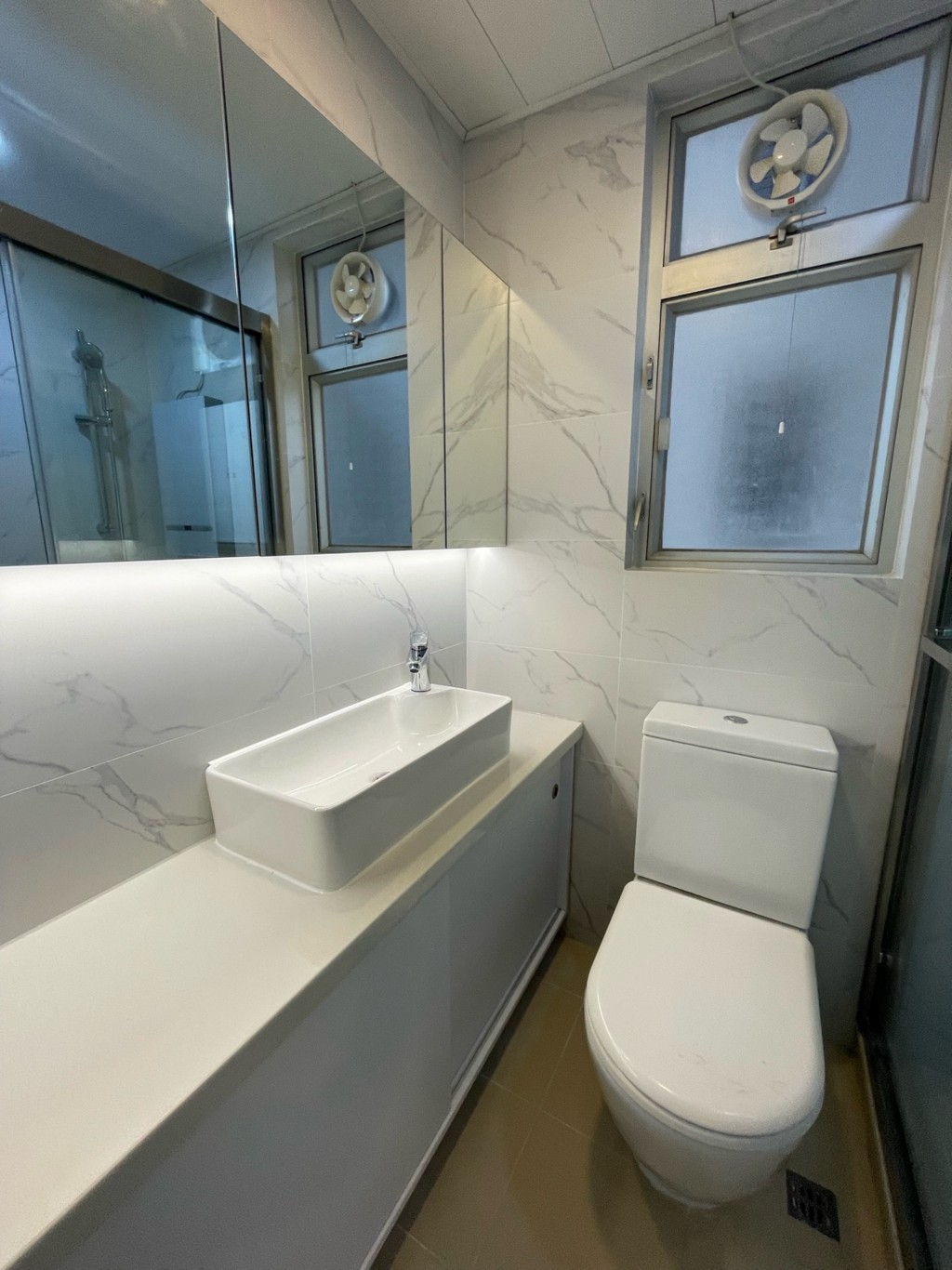 浴室墙身以石纹设计，凸显户主品味。