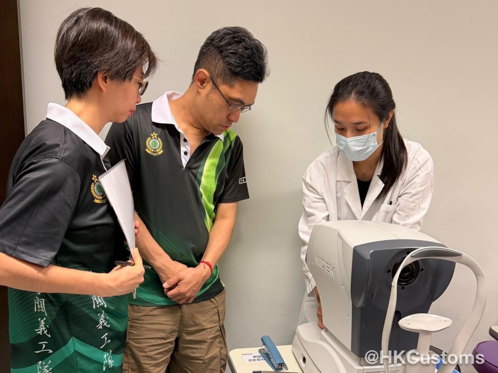 海關義工隊參與由中大眼科中心舉辦的學童眼科保健計劃，提供義務支援。海關FB