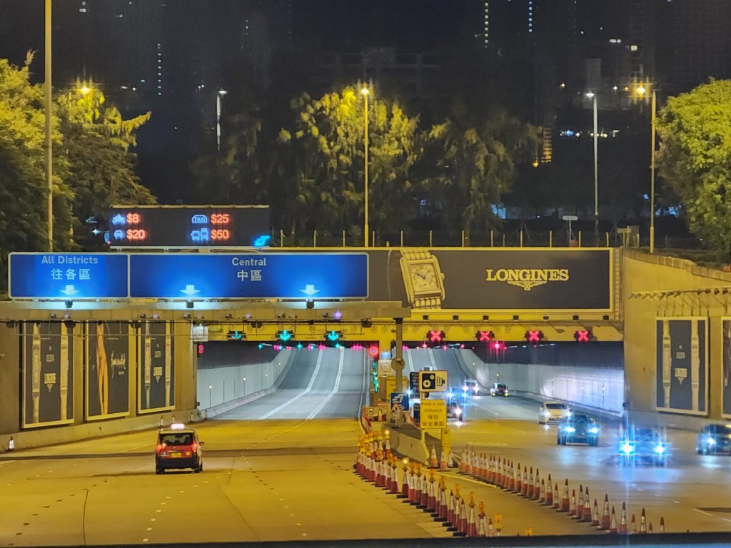 凌晨5時起，西區隧道的隧道行車入口上方，亦亮起了全新電子提示屏幕。黎志偉攝