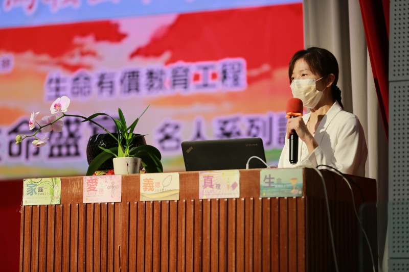 2022年，她曾在明愛馬鞍山中學講座中，向師生分享前往阿富汗及海地救援的經歷。（圖：明愛馬鞍山中學網站）