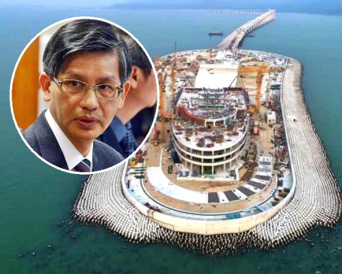 路政署署长钟锦华与首席政府工程师江大荣，会见传媒简报有关港珠澳大桥主桥人工岛防波堤事宜。