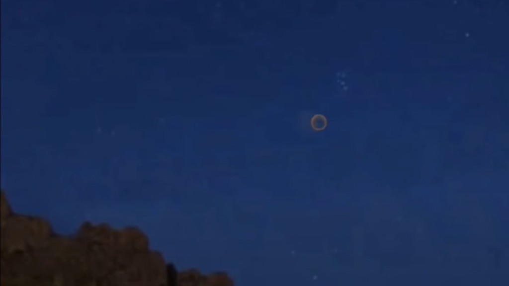 根據UFO目影證詞生成的AI影片:空中出現橙紅色的圈。 根據UFO目影證詞生成的AI影片:空中出現橙紅色的圈。