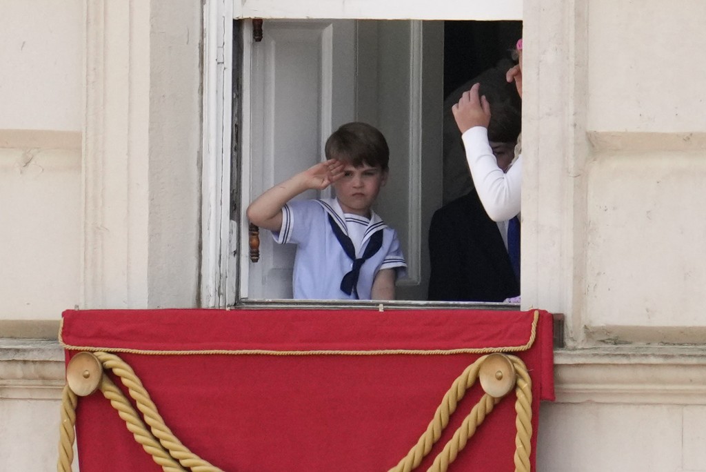 路易王子穿著水手裝扮大人做出敬禮。AP 