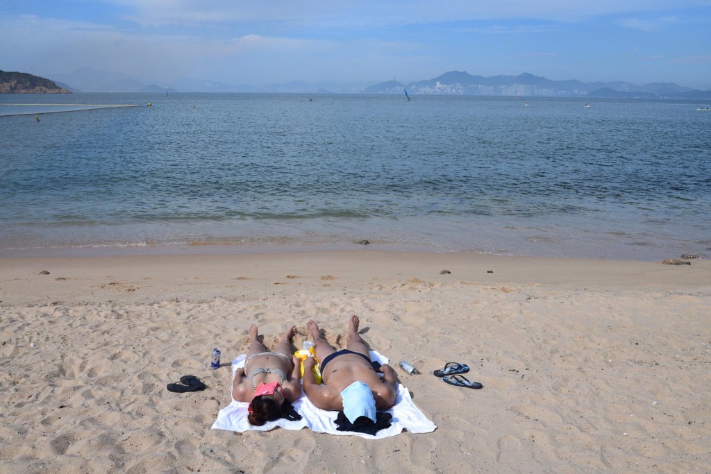 沙灘人頭湧湧