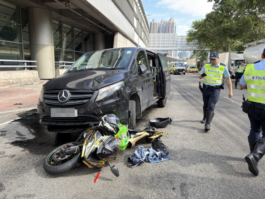 鐵騎士被客貨車撞倒，連人帶車捲入車底拖行約50米。梁國峰攝
