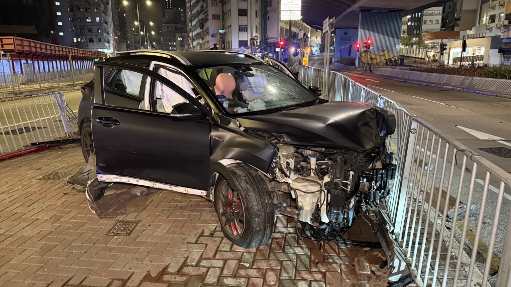 私家車車頭損毀嚴重。