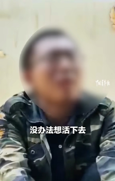 靠挖蚯蚓和捕捉蜻蜓等昆蟲為食，何男說：「沒辦法，我想活下去！」