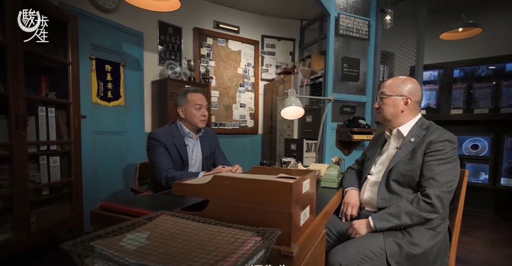 警務處處長周一鳴（左）在訪問中，與馬會公司事務執行總監譚志源對談。《駿步人生》影片截圖