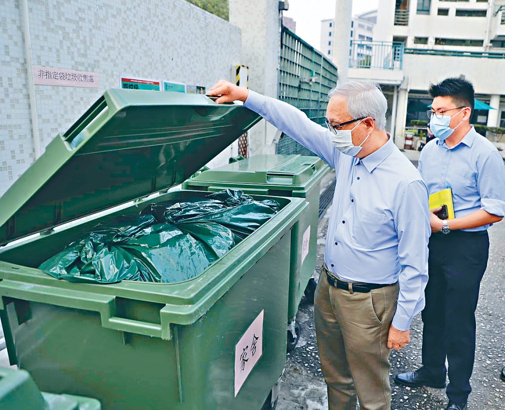 謝展寰早前參觀垃圾徵費「先行先試」試點。