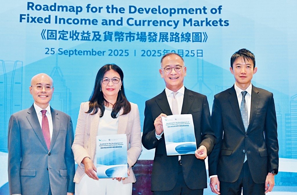 余偉文（右二）表示，《路線圖》中與金管局有關的具體措施主要有3個方面。