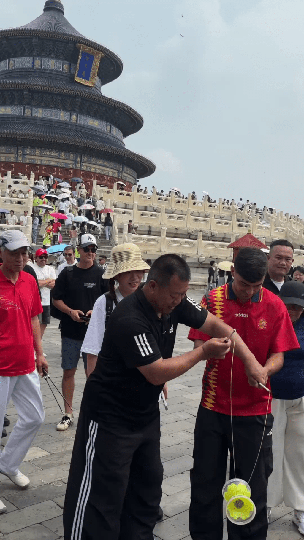 柏迪遊天壇長城體驗抖空竹。 抖音 柏迪遊天壇長城體驗抖空竹。 抖音