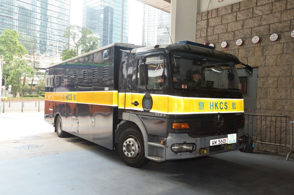 被告莫俊賢今早由由威甲威龍囚車押入法庭。