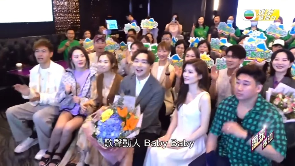 王鄭浚仁與fans們齊齊睇節目。 王鄭浚仁與fans們齊齊睇節目。