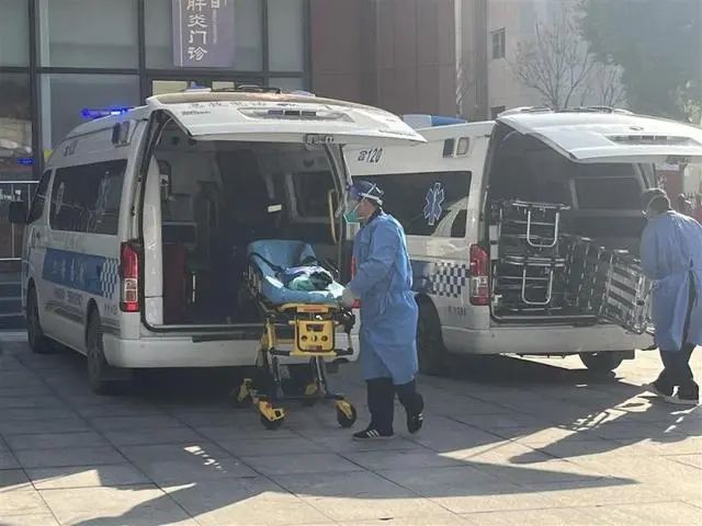 仁济医院门口，救护车往来频繁。