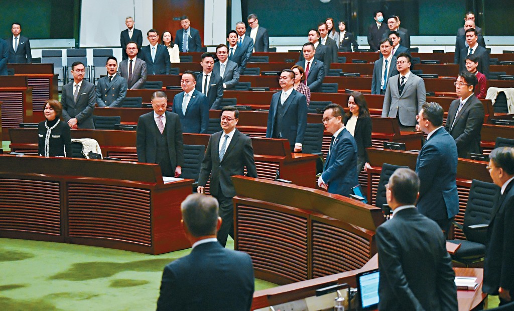 李家超昨日出席新一屆立法會首次會議，表示希望議員勇於承擔，反映民意時非隨波逐流。