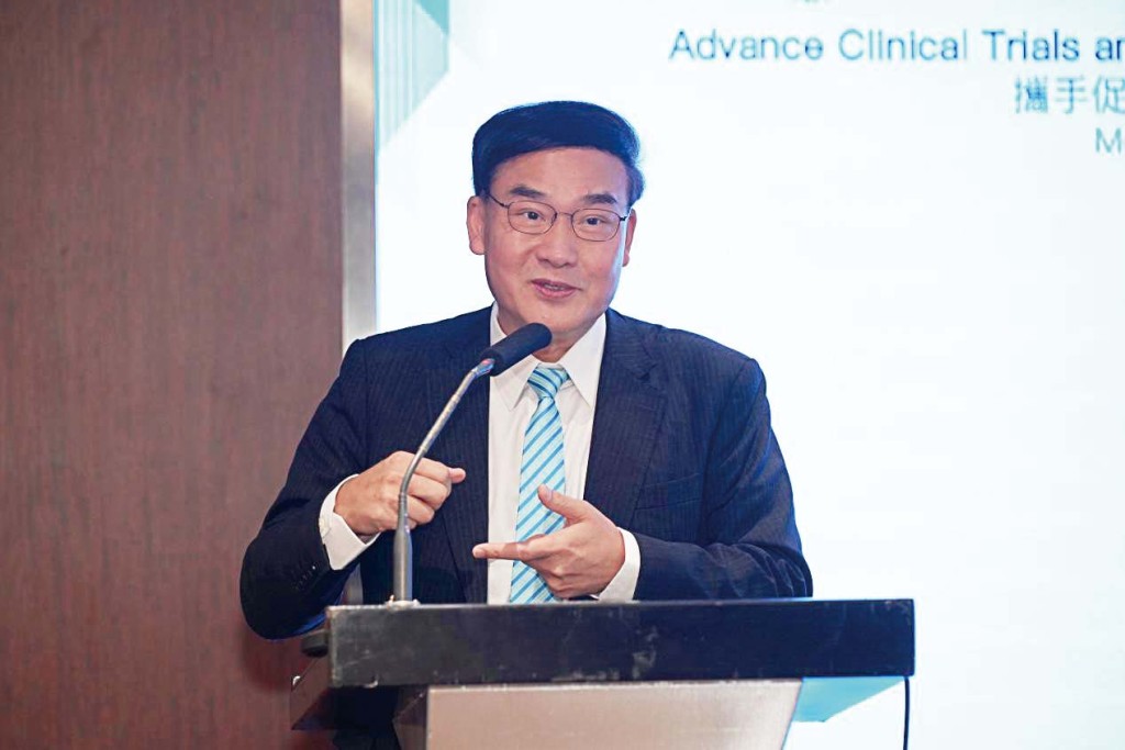 全國人大代表、希華醫藥創辦人林順潮教授表示,今次合作以具體臨床項目為切入點,是「一所一中心」與香港本地生物醫藥企業共同推進跨境臨床研究的重要里程碑,共同推動香港建設成為國際臨床試驗基地和生物醫藥創新樞紐。 全國人大代表、希華醫藥創辦人林順潮教授表示,今次合作以具體臨床項目為切入點,是「一所一中心」與香港本地生物醫藥企業共同推進跨境臨床研究的重要里程碑,共同推動香港建設成為國際臨床試驗基地和生物醫藥創新樞紐。