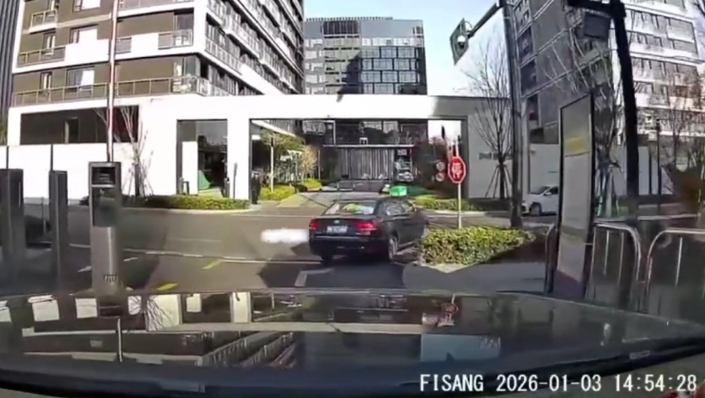 白色SUV逆線打尖被一眾車主「死頂」整治。微博