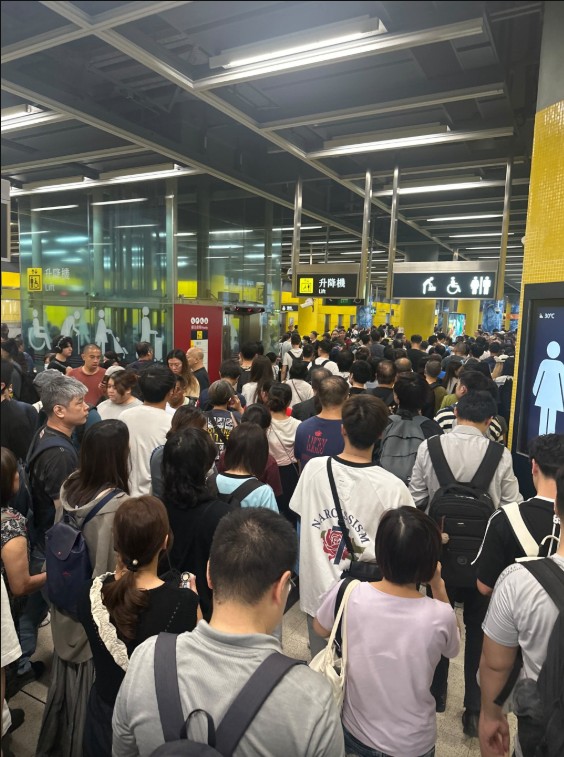 藍田站路軌旁(13日)發生火警,有乘客得悉港鐵列車服務暫停,決定從油塘慢慢徒步到觀塘。 藍田站路軌旁(13日)發生火警,有乘客得悉港鐵列車服務暫停,決定從油塘慢慢徒步到觀塘。