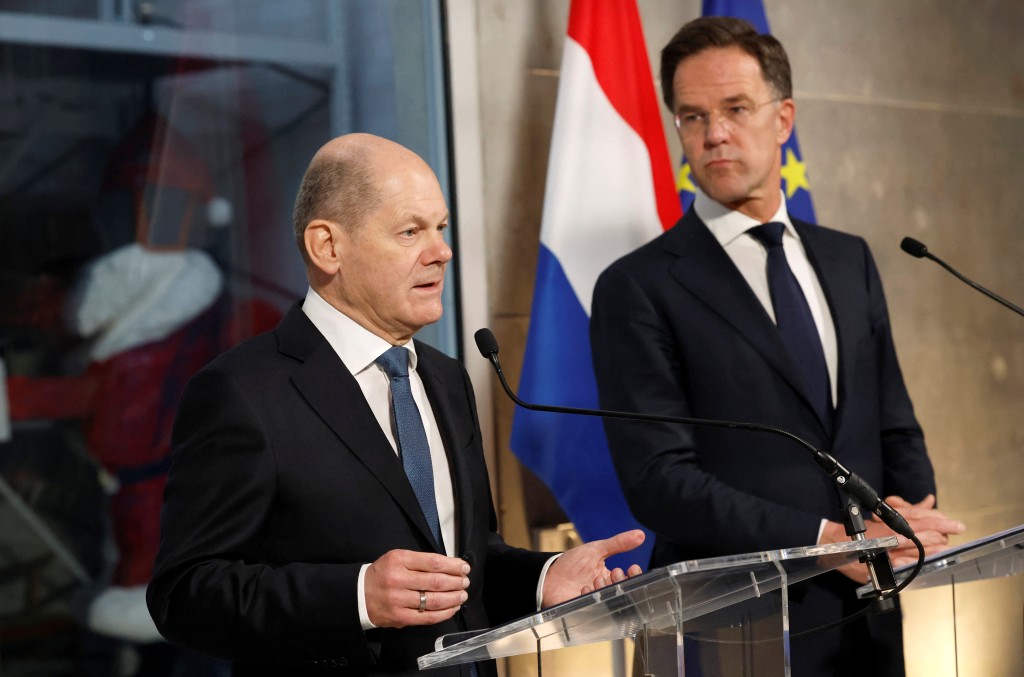 德国总理朔尔茨（Olaf Scholz）与荷兰首相吕特（Mark Rutte）在鹿特丹举行联合记者会时说：「是的，我们如同宣布的交付了豹2坦克。」路透