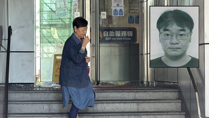 黃振華母親協助調查後，離開旺角警署。梁國峰攝