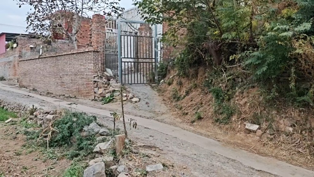 家人为保护春玲，在住所门口加装2道铁闸。