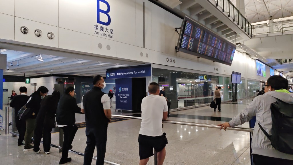 机场聚集多名接机的市民。黄文威摄