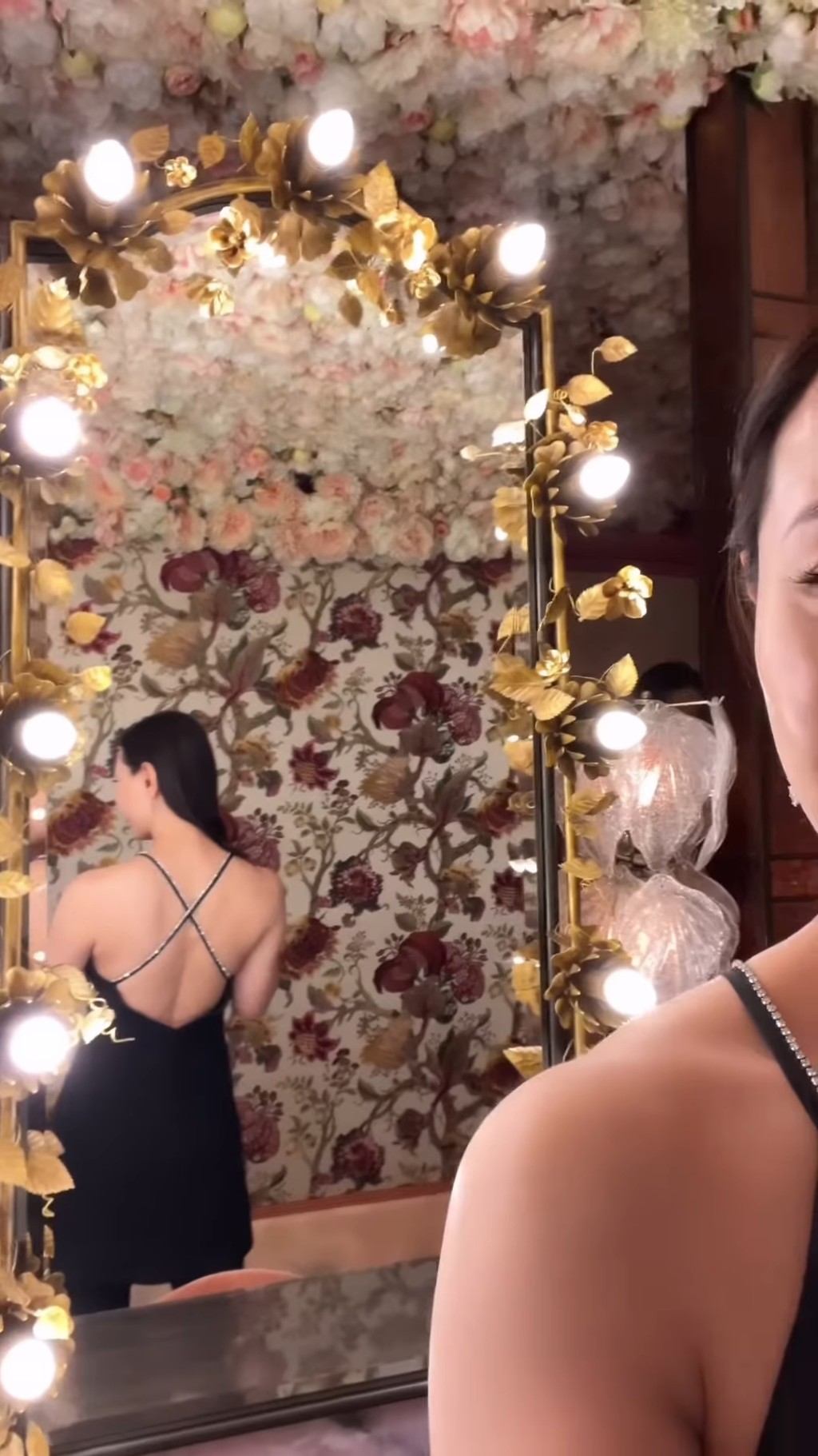 袁嘉敏特別買了套大露背的黑色吊帶低胸長裙,胸前有閃閃碎石,艷壓全場。 袁嘉敏特別買了套大露背的黑色吊帶低胸長裙,胸前有閃閃碎石,艷壓全場。