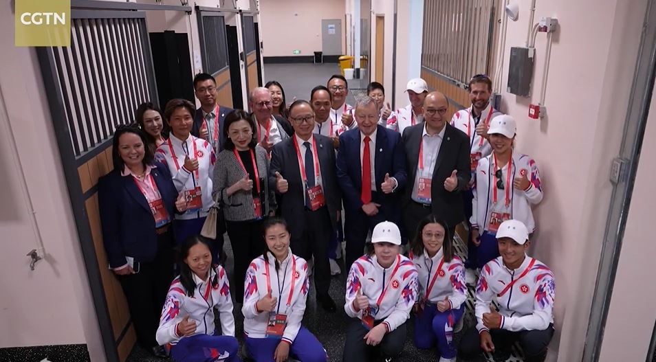 攝於星期三(12/11)深圳光明馬術中心，頒獎後參觀馬房、馬醫院等設施，亦有接受內地傳媒訪問。