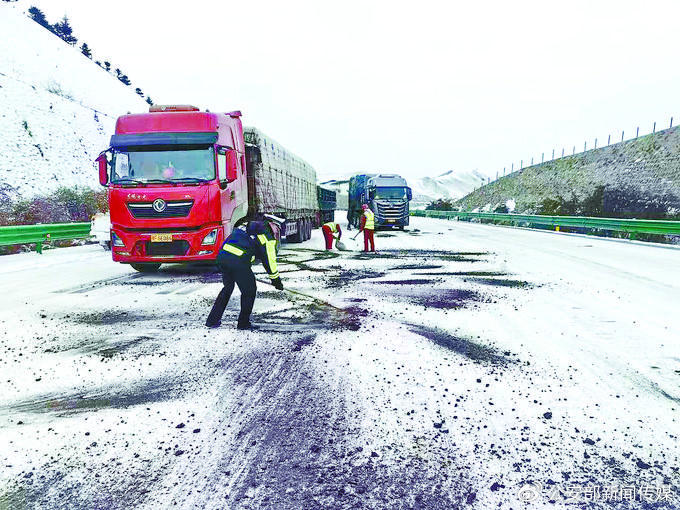 當局組織人員鏟雪，鋪防滑墊。（微博）