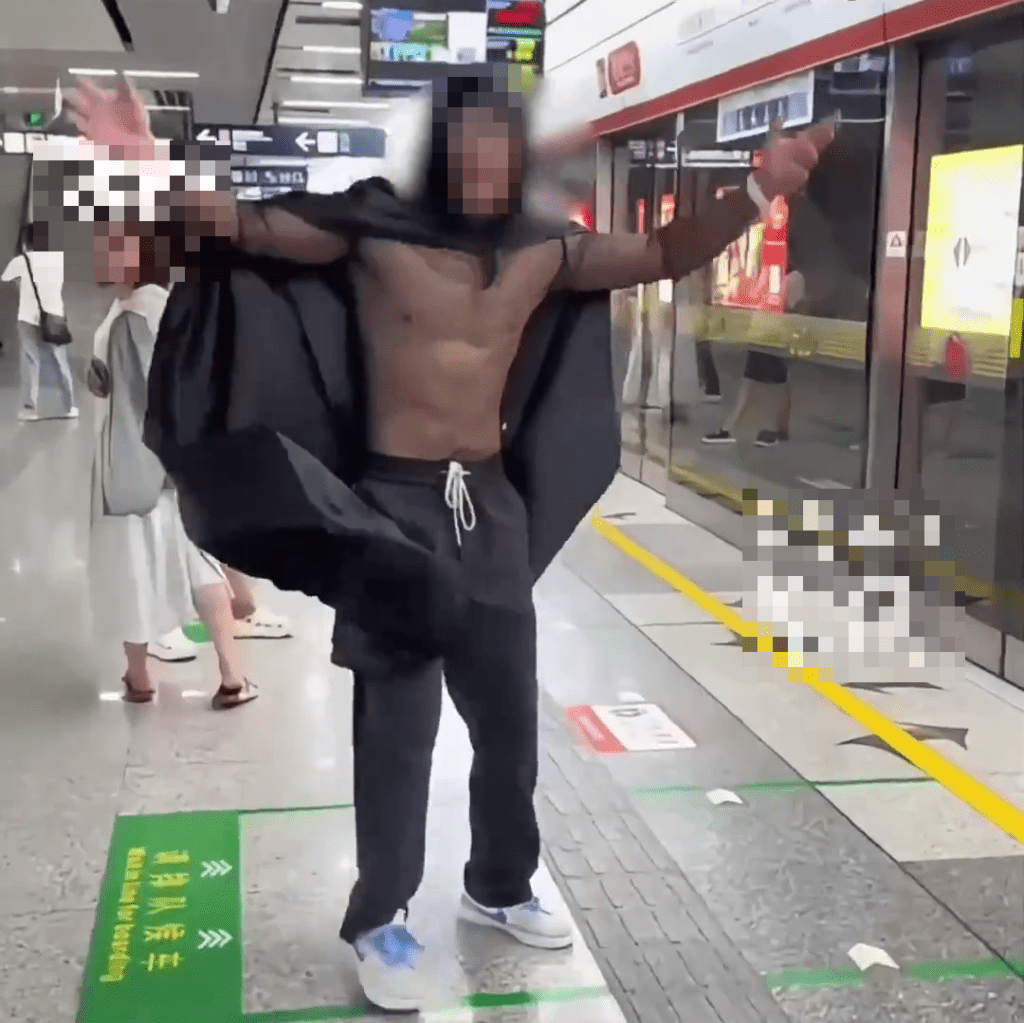 杭州地鐵驚現「黑絲男」爬進車廂,引發恐慌。 杭州地鐵驚現「黑絲男」爬進車廂,引發恐慌。
