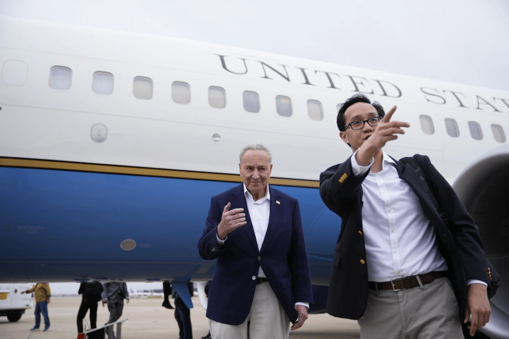 舒默率美国两党参议员代表团抵达上海，开启访华之旅第一站。AP