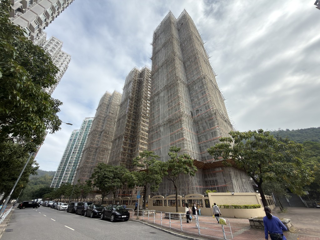 屯門怡樂花園三座搭棚圍網大維修。梁國峰攝 屯門怡樂花園三座搭棚圍網大維修。梁國峰攝