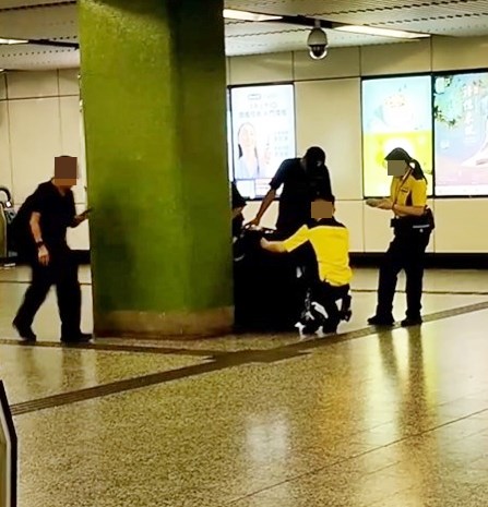 回應的網民對「運貨黨」違規貨運遭攔截感到 大快人心,指「地鐵員工做得好!」、「俾個 good(好)」,建議「捉多啲拎單車嗰啲人啦 !」、「拉喼送貨搬屋嗰啲唔捉?」。Threads截圖 回應的網民對「運貨黨」違規貨運遭攔截感到 大快人心,指「地鐵員工做得好!」、「俾個 good(好)」,建議「捉多啲拎單車嗰啲人啦 !」、「拉喼送貨搬屋嗰啲唔捉?」。Threads截圖