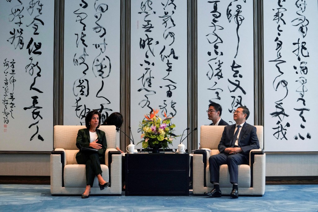 雷蒙多在中國上海與上海市委書記陳吉寧會談。路透社