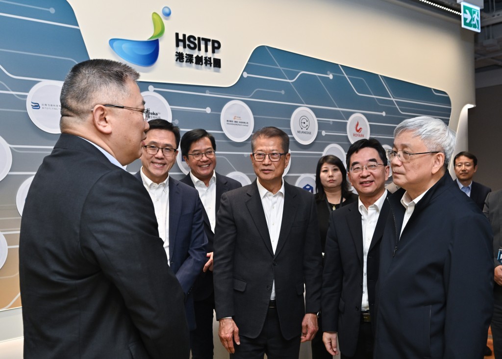 侯建國（右一）、祝衛東（右二）與陳茂波（左四）視察河套深港科技創新合作區香港園區，並與已進駐園區的創科企業交流。