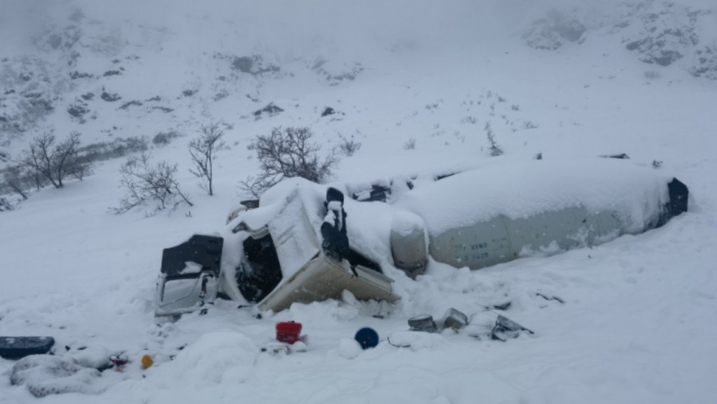 雪崩導致多輛汽車及多人被困。網圖