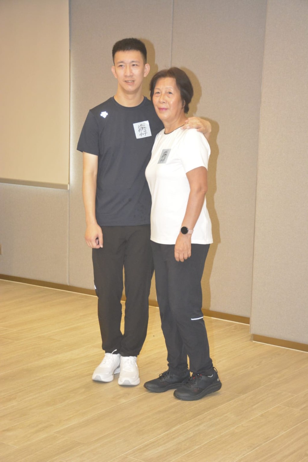 苏桦伟及其母苏韩小贞。